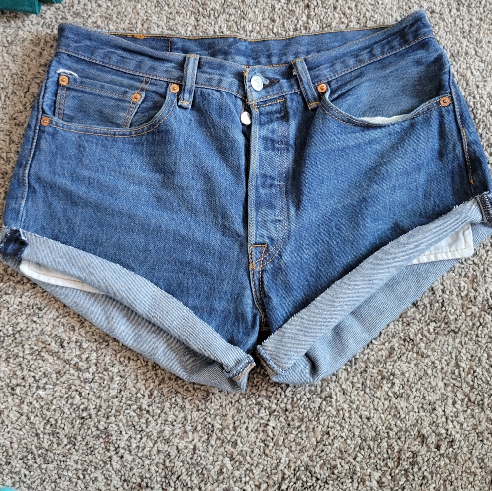 Levis 501 cut off jeans